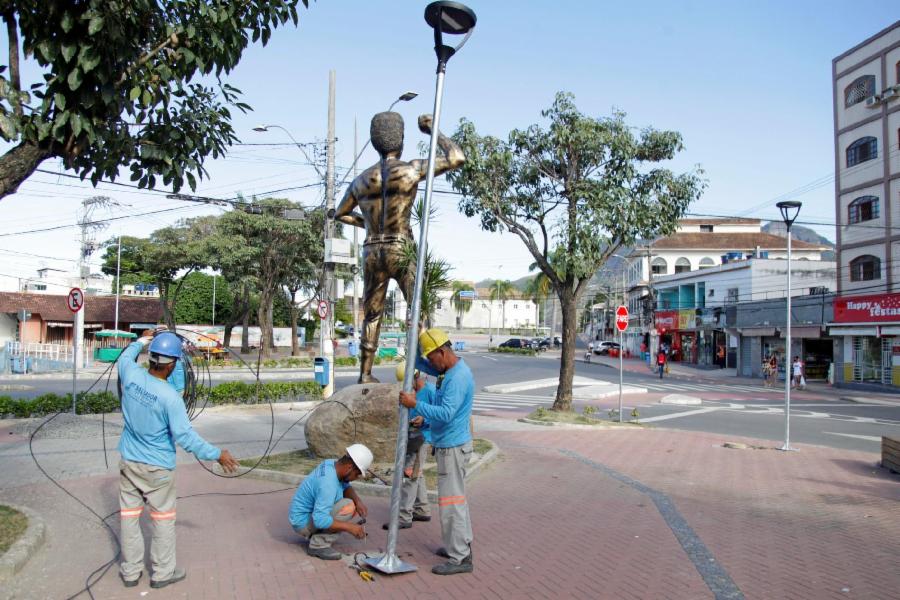 Começa implantação de luminárias da Praça Chico Prego
