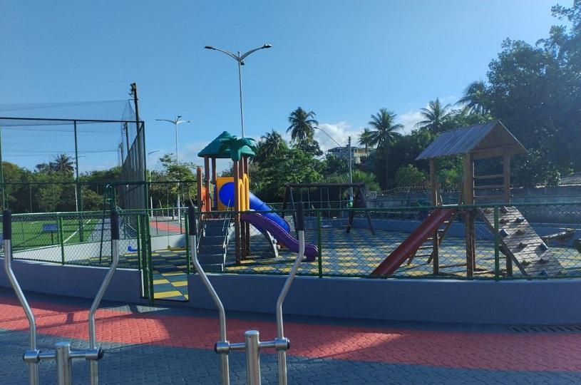 Comunidade de Praia de Carapebus ganha praça e campo revitalizados