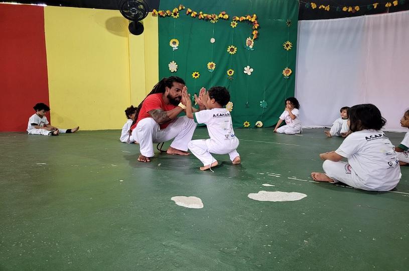 Crianças do CMEI Vovó Ritinha participam de batizado e troca de corda na capoeira