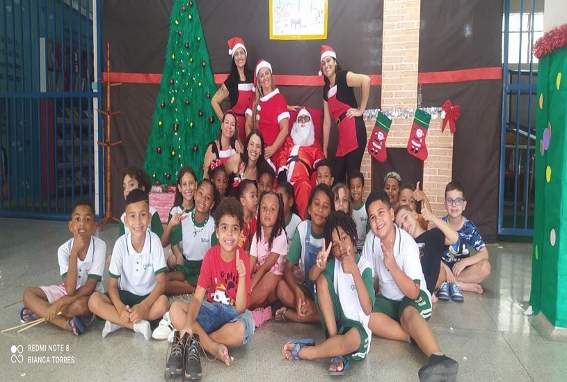 Família Noel leva alegria à Emef Sônia Regina