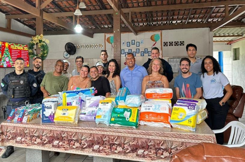 Secretaria de Defesa Social da Serra entrega kits de cuidados pessoais a idosos