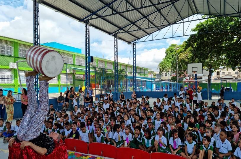 Emef Feu Rosa transforma quadra em picadeiro no Dia Nacional do Circo