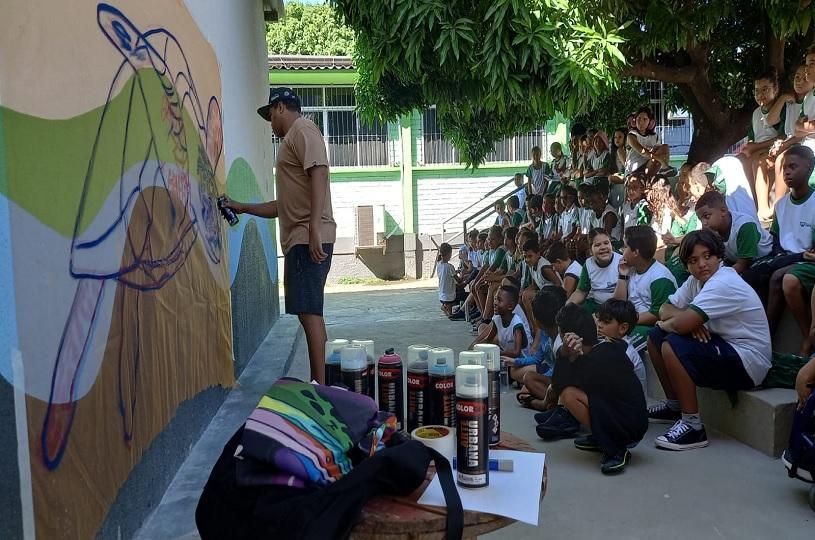 Emef São Diogo recebe grafite do artista urbano Nico em atividade de educação antirracista