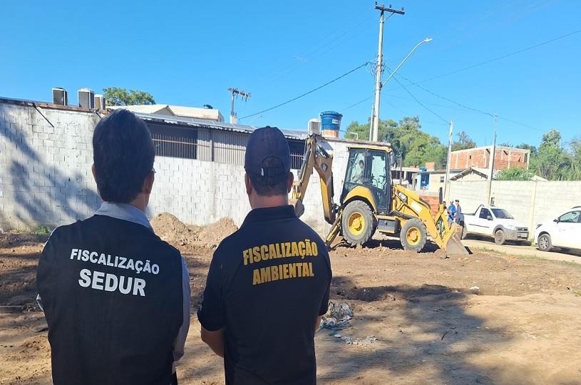 Fiscalização destrói base de concreto de obra irregular em sítio histórico de Carapina