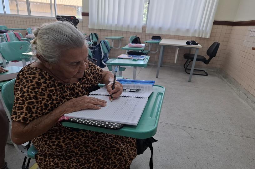 Idosos resgatam sonhos e voltam às salas de aula nas escolas municipais da Serra