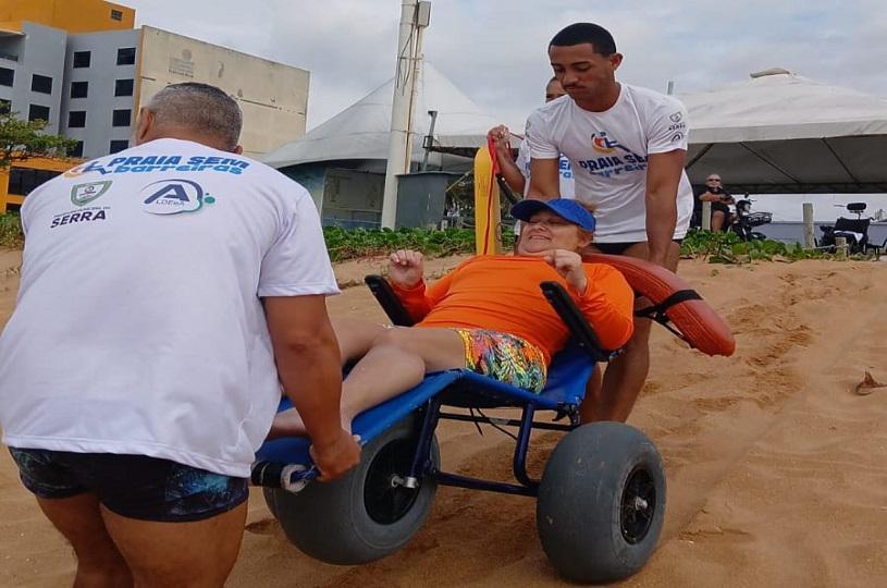 Praia Sem Barreiras oferece estrutura acessível e atividades inclusivas em Jacaraípe