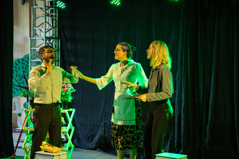 Teatro em escola aborda golpes e cuidados com dados pessoais 